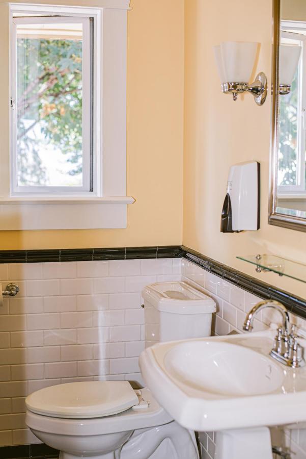 Salt Spring Inn Ganges Ngoại thất bức ảnh