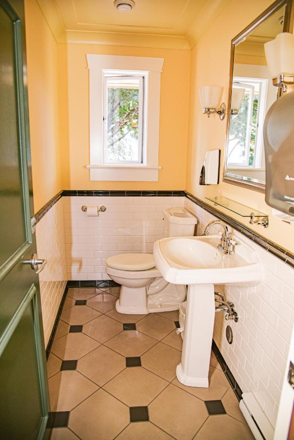 Salt Spring Inn Ganges Ngoại thất bức ảnh