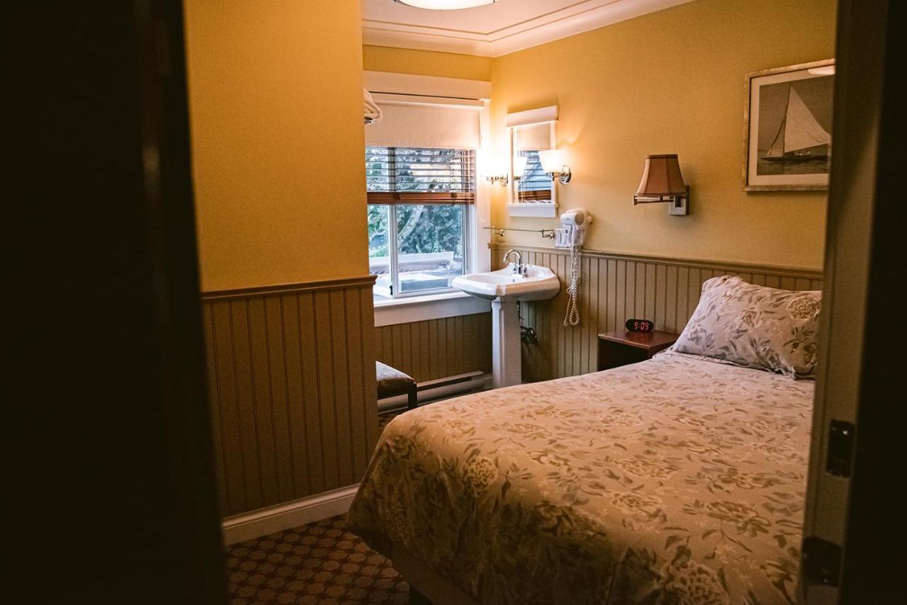 Salt Spring Inn Ganges Ngoại thất bức ảnh
